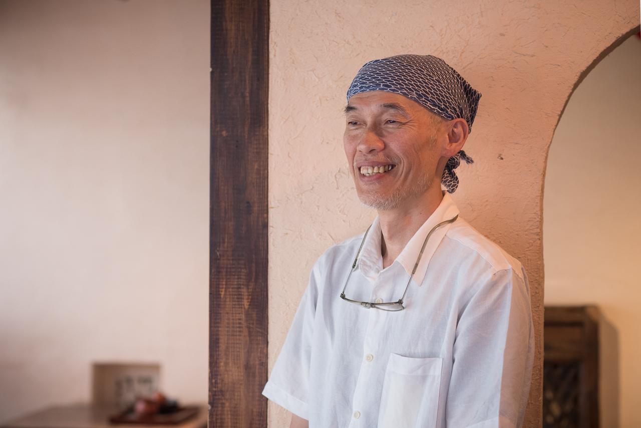 画像: ご主人の楊 明龍さん。もともとデザイン関係の仕事をしていて、経堂にカフェをオープン。10年前に吉祥寺へ移転した。メニューの写真は全部、楊さんが撮影するほどの腕前
