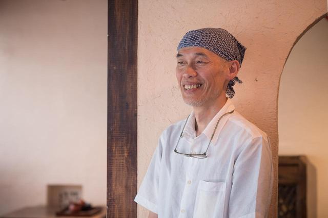 画像: ご主人の楊 明龍さん。もともとデザイン関係の仕事をしていて、経堂にカフェをオープン。10年前に吉祥寺へ移転した。メニューの写真は全部、楊さんが撮影するほどの腕前