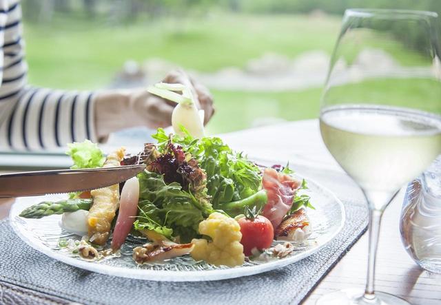 画像: 「旬菜 ル・ゴロワ風サラダ」 ランチコース「旬菜 ル・ゴロワ風 サラダランチ」￥2,970、もしくはディナーコース￥7,800で
