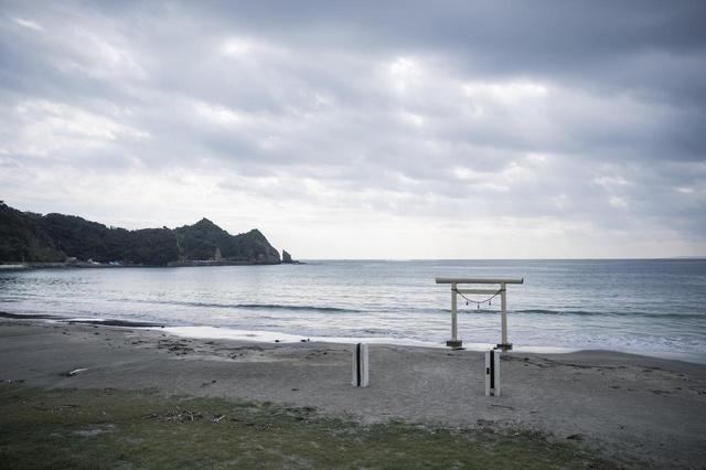 画像: 入り組んだ海岸のせいか、密やかな美しさを魅せる勝浦の海