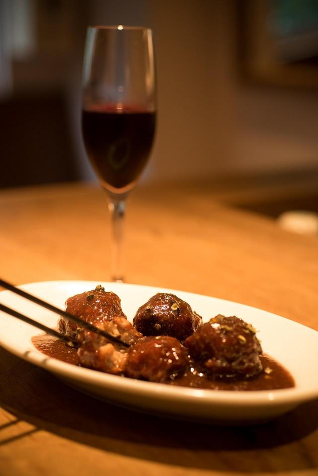 画像: 「ジュウバーの肉団子」とランブルスコ。メニューはアラカルトのみ