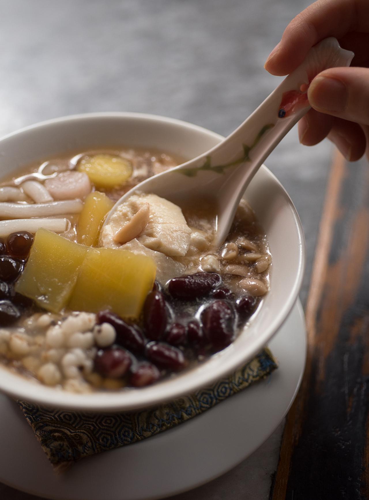 画像: 「吉祥豆花」。台湾では、豆花を固めるための凝固剤に何を使うかで店の味が決まると言われている。「月和茶」では、さつまいものでんぷんを加えることで、なめらかな口当たりに仕上げている。トッピングもヘルシーで、甘さ控えめなので、食欲のないときの軽食代わりにも