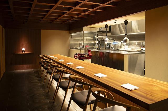 画像: カウンター8席、個室1室(6席)。日本の食材や技法を取り入れた料理をイメージできるような、洋と和の要素を取り入れた店内