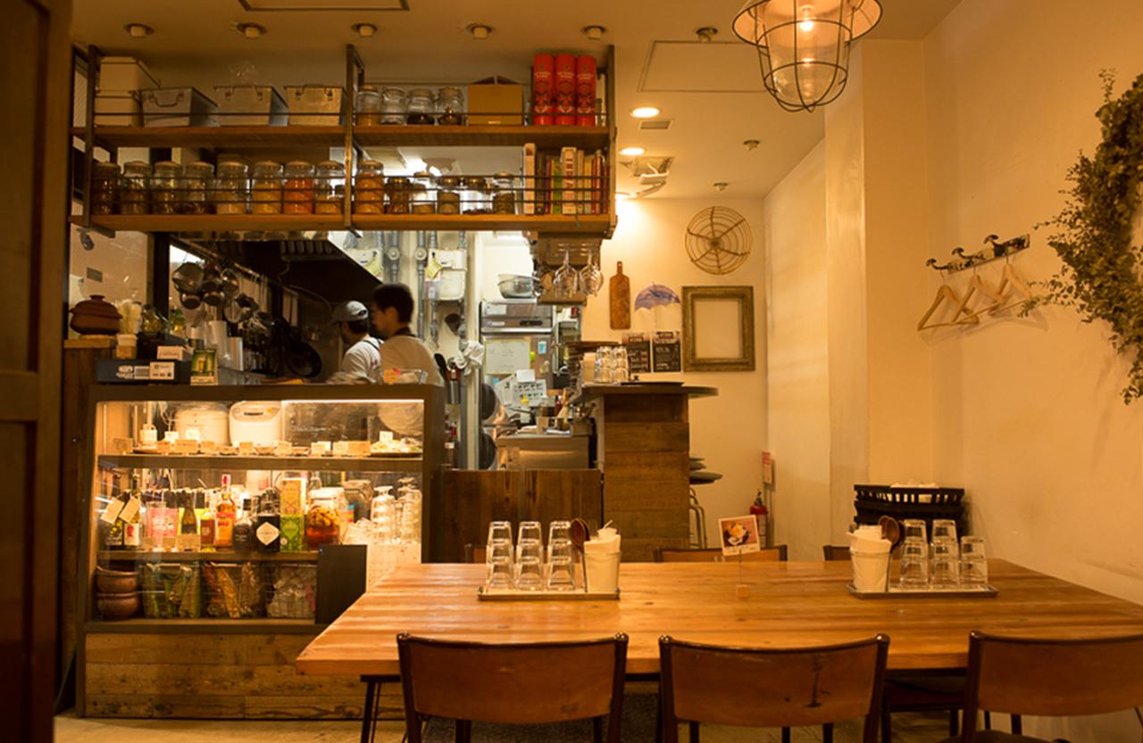 画像: ナチュラルテイストな店内。お酒をゆっくり楽しみたいなら、ぜひ予約を。カウンターもあり