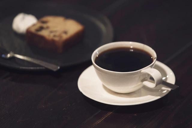 画像: 喫茶室は土曜日のみ。深煎りコーヒーに、奥様の優子さんが焼いたクラシックなパウンドケーキが静かな幸福感を添える。4月以降、オープン日が増えるため要問い合わせ