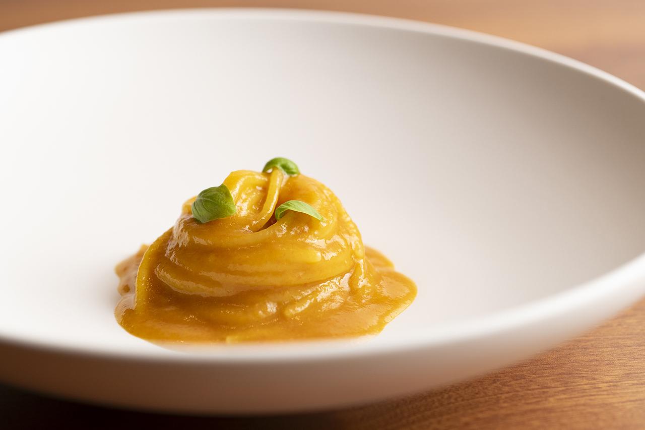 画像: 「スパゲッティ トマト」。シンプル過ぎるほどシンプルなトマトソースのスパゲッティ。ありそうで、ない味わい。トマトの濃縮した旨みが圧倒的な存在感。聞けば、食材選びからレシピまで、細部にこだわっている