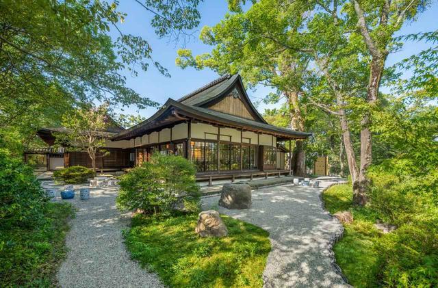 画像: 旧興福寺子院「世尊院」がリノベーションされて同敷地内で運営される茶寮「世世(ぜぜ)」となり、一般向けにランチ、アフタヌーンティーなどを提供し、憩いの場として利用されている。宿泊のゲスト向けには毎日17時から18時半の間、夕刻のひとときを愉しむ時間「ガーデンディライト」を提供。フリーフローで供されるシャンパンのグラスを片手に1日の終わりを振り返りたい