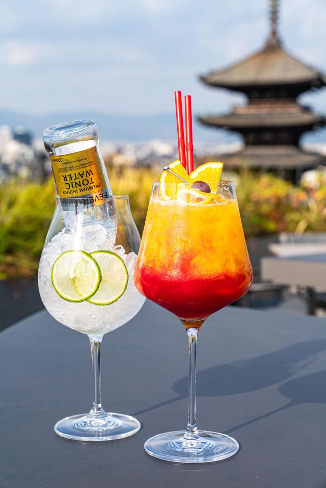 画像: ルーフトップ限定の2種類のカクテル COURTESY OF THE HOTEL SEIRYU KYOTO KIYOMIZU