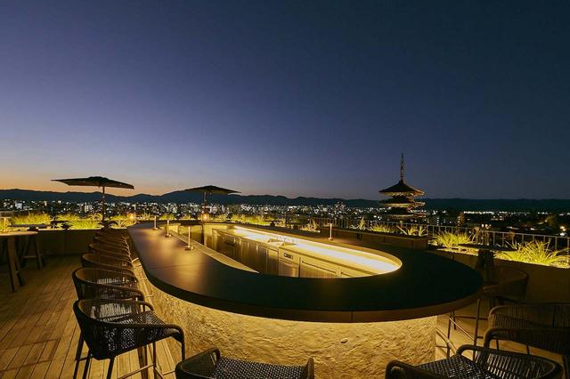 画像: ディナー前のアペリティフに是非訪れたいルーフトップ COURTESY OF THE HOTEL SEIRYU KYOTO KIYOMIZU
