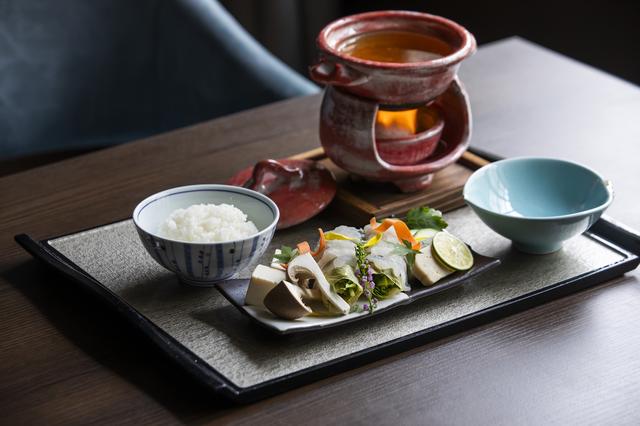 画像: この日いただいた朝鍋の出汁には、玉ねぎが風味豊かなコクを添えていた