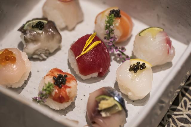 画像: 雅な彩りが食欲をそそる手まり寿司