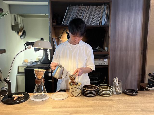 画像: カウンターでコーヒーを淹れる大野さん
