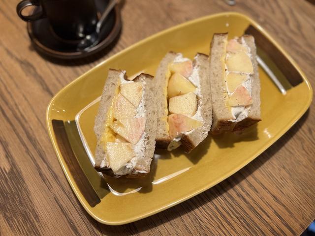 画像: 「季節のフルーツサンド・桃、カスタード、アールグレイホイップ」￥1,300