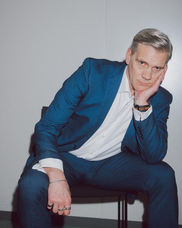 画像: アダム・クーパー(ADAM COOPER) ロンドン出身。1989年〜97年まで英国ロイヤル・バレエ団に在団し、94年には最高位であるプリンシパルに昇格。95年マシュー・ボーンの『スワンレイク』の演技が世界的に評価され、タイムアウト賞をはじめとする数々の賞を受賞。99年度のトニー賞ミュージカル主演男優賞にノミネートされ、世界的に有名なバレエダンサーとなる。英国ロイヤル・バレエ団の退団後もゲスト・アーティストとして出演する傍ら、自ら振付や演出、脚本も手がけている。日本での人気も高く、『スワンレイク』『雨に唄えば』『兵士の物語』など来日公演、『レイディマクベス』ではマクベス役で天海祐希との共演も果たしている。 Hair & Makeup by Megumi Tatsumi(Freckles)