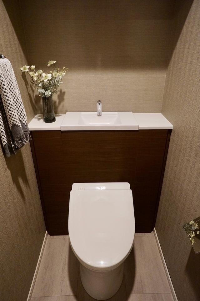 画像: 手洗いタンクを隠すことでスッキリとした空間となったトイレ
