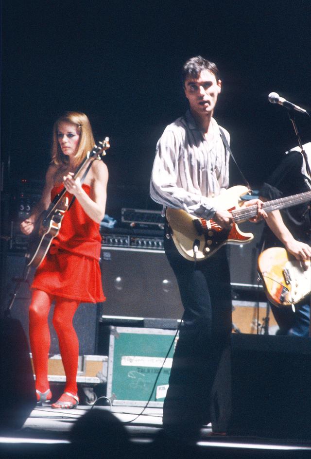 画像: 1980年、ローランドのアンプ「ジャズ・コーラス」の前で演奏するトーキング・ヘッズのティナ・ウェイマスとデヴィッド・バーン。 GIE KNAEPS/GETTY IMAGES