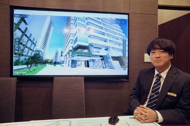 画像: VRであらゆる方向から物件の説明をしてくれる販売担当の沼田 快さん
