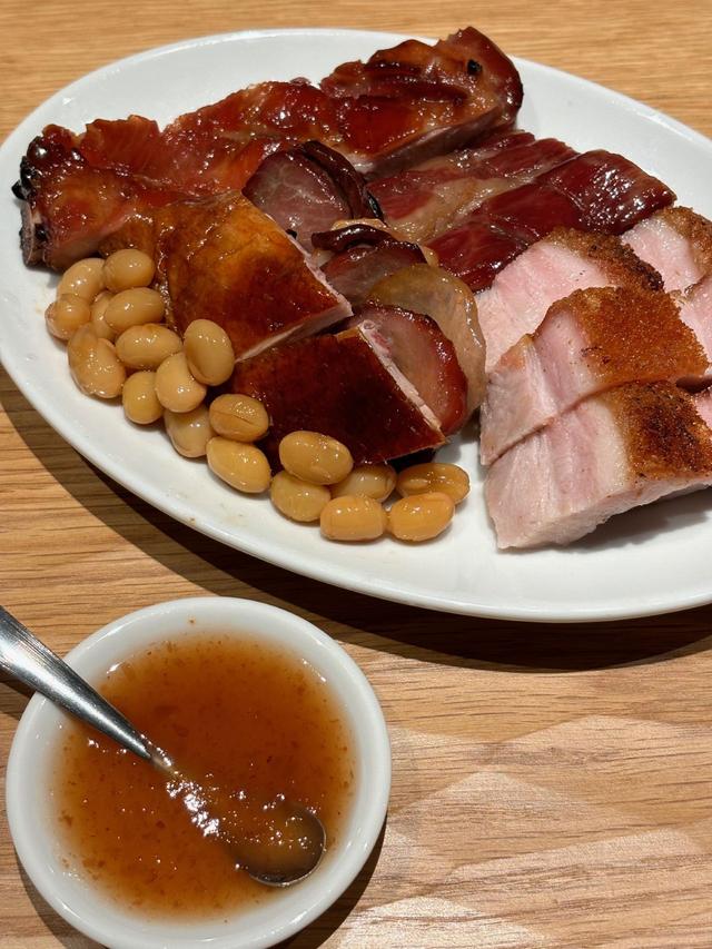 画像: 自慢の焼き物。焼味拼盘(焼きもの5種類盛り合わせ) 、2人分からオーダーできる。￥4,000～