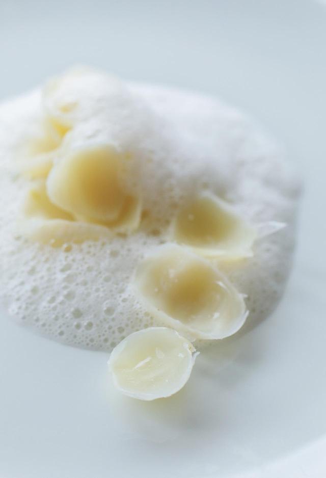 画像: 「百合根の茹でこぼし」。「北海道の雪景色と色合いが重なる、冬の料理」と、中道のお気に入りのひと皿