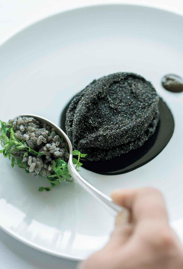 画像: 「黒蝦夷アワビのロースト」。むっちり柔らかなアワビに、濃厚なイカスミの味が重なる