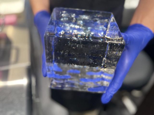 画像: かき氷屋さん御用達の三重の製氷会社から仕入れる純氷。冷蔵庫から出したてのキンキンに固い状態ではなく、少し温度を高くし、柔らかく緩めてから削ることでふわふわになるそう