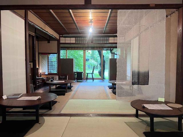画像: 二間続きの部屋。縁側に設けられたスピーカー裏のテーブル席は庭の緑も近く、特等席