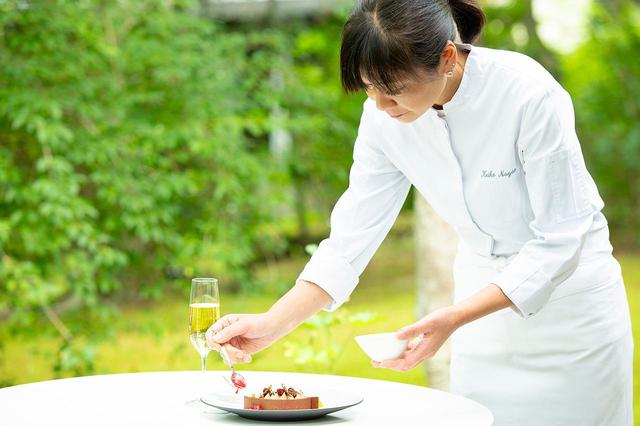 画像: デザートにソースを添える長江桂子さん。パリ在住だがこの夏は軽井沢で生活し、デザートを作り、レストランスタッフのパティスリー教育に携わる