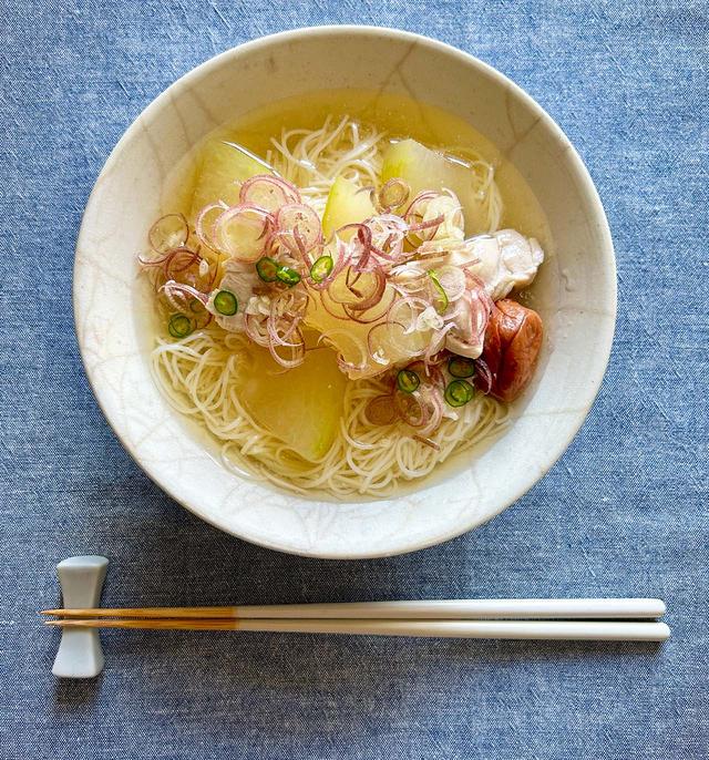 画像: そうめんを直接スープに入れて煮、温かいにゅうめんにしても