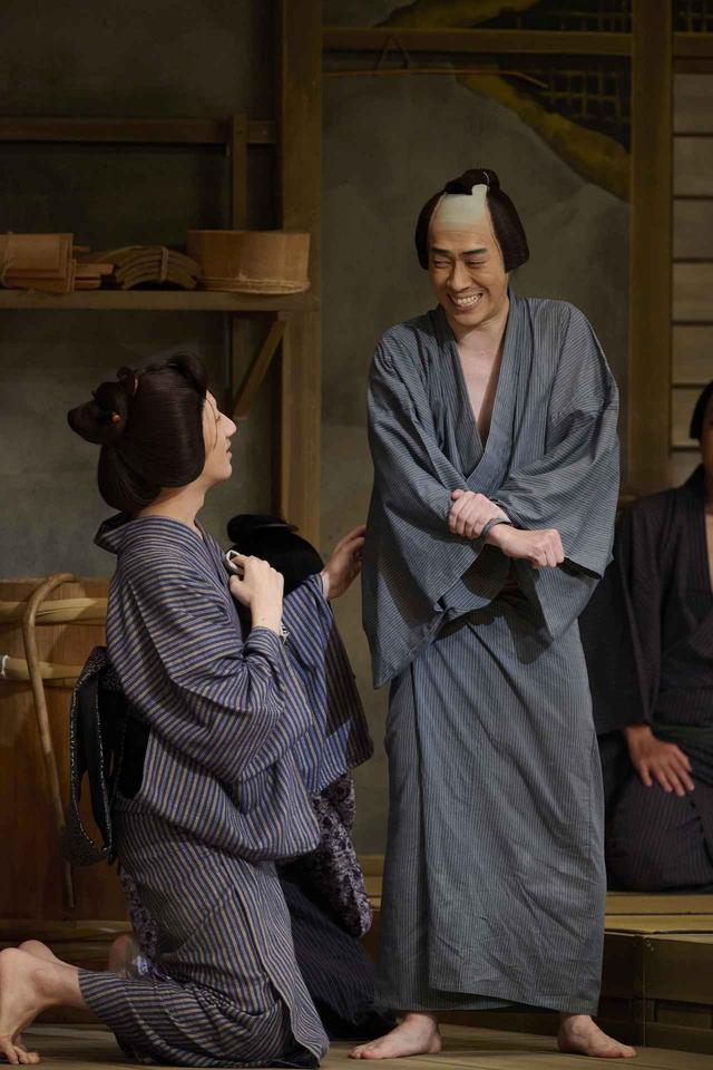画像: 「ゆうれい貸屋」桶職弥六=坂東巳之助(右)、弥六女房お兼=坂東新悟(左)