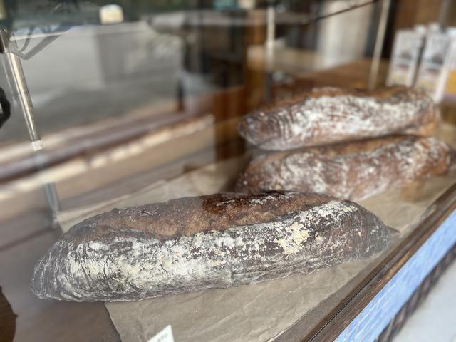 画像: 店頭で販売もされている「吉田パン」自慢の天然酵母のカンパーニュ。オーガニックレーズンを使用し、20年以上継ぎ足し続ける種で発酵。石臼挽き粉の風味も良く、もっちり味が濃iい
