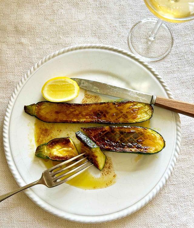 画像: 表面はこんがり、中はジューシー。ステーキと呼ぶにふさわしい野菜料理だ