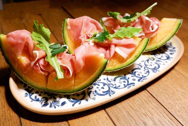 画像: 「NAGI(ナギ)」の夕食。生ハムとメロンの定番メニューだが、宮古島産のメロンは果実味たっぷりの美味しさ PHOTOGRAPH BY HARUMI KONO