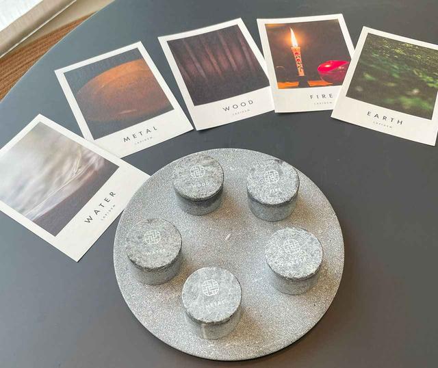 画像: 「Asaya Spa(アサヤ スパ)」ではカウンセリング時に、香りのサンプルから好みのオイルを選ぶ PHOTOGRAPH BY HARUMI KONO