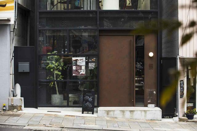 画像: ガラス張りのソリッドな3階建ての空間