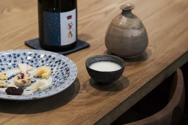 画像: この日は「吟雲」を燗酒でオーダー。上品でクリアな甘さに、透き通った酸味が心地よい余韻となった