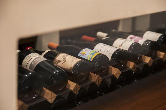 画像: 1000本以上のワインが揃う「Trattoria UGO」