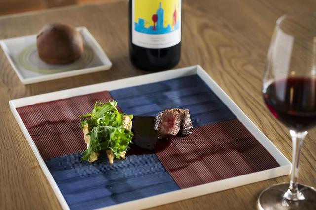 画像: メイン料理「壱岐牛のロースト　筍添え」。料理に合わせて選び抜いた波佐見焼の器も見所。メイン料理に添えた自家製ブリオッシュも絶品だった