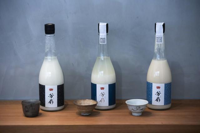 画像: 店名を冠したオリジナルのどぶろく。店内では女将さんが見立てた器とともに楽しめる