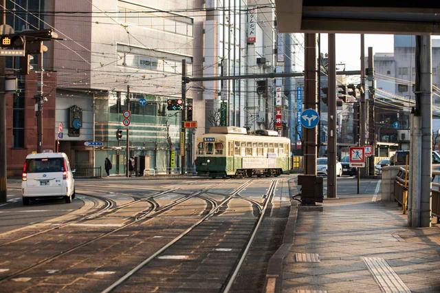 画像: 夕暮れどき、どこか時間が止まったような懐かしさを誘う路面電車の光景