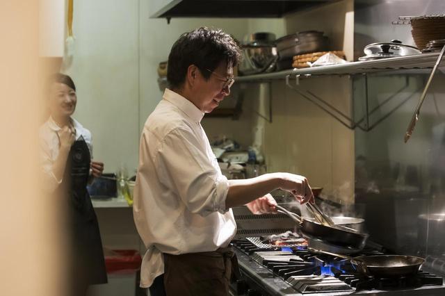 画像: シェフとソムリエ、店の夫婦の塩梅も心地よさを醸している