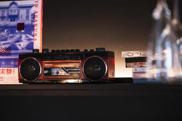 画像: レコードやカセットテープなど、アナログカルチャーの美点も息づく