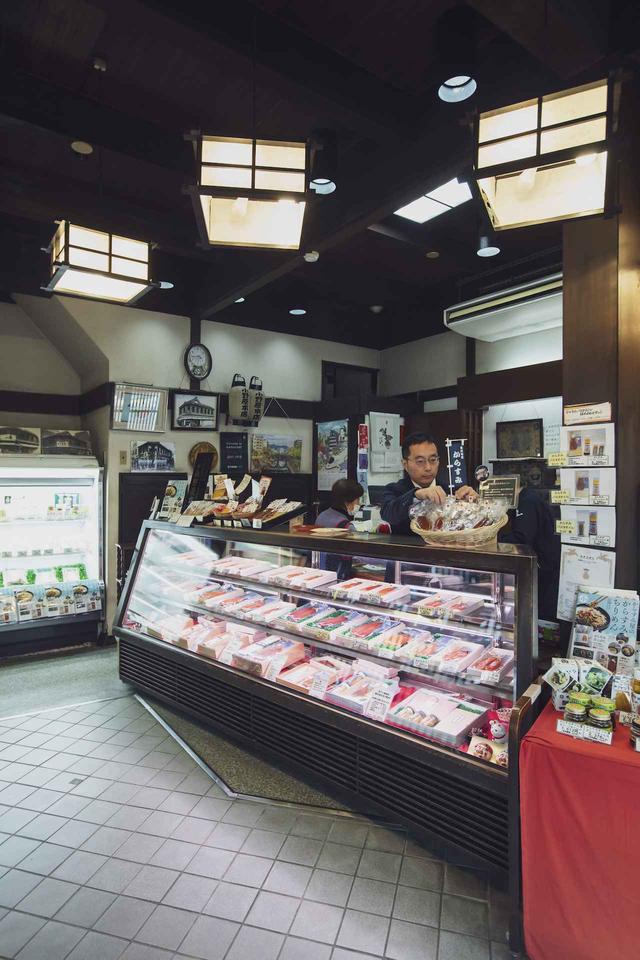 画像: 店頭で商品を扱うのは7代目となる小野原善一郎さん