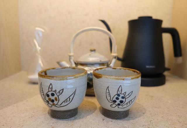 画像: ウミガメがモチーフのやちむん(壺屋焼の茶器)は、ローズウッド宮古島のために作られた特別なもの PHOTOGRAPH BY HARUMI KONO