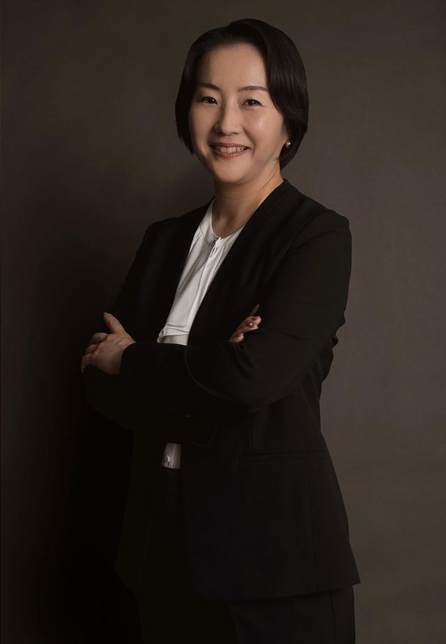 画像: ローズウッド宮古島 マネージング ディレクター 中山典子氏 慶應義塾大学大学院修了後、イェール大学にて環境科学修士号を修める。帰国後、マンダリン オリエンタル ホテル、パーク ハイアット東京などの外資系ラグジュアリーホテルでキャリアを積み、ザ・キタノホテル東京の総支配人を経て現職。カメとの出会いは子供の時に飼育していた金魚の餌を買いに行ったペットショップで COURTESY OF ROSEWOOD MIYAKOJIMA
