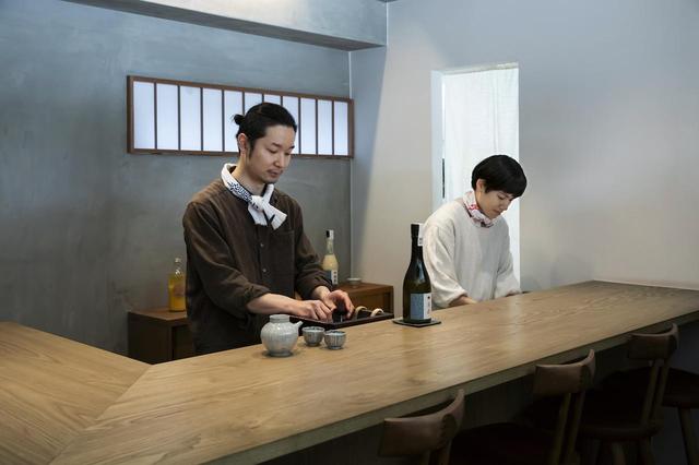 画像: 醸造家の日向勇人さんと女将の咲保さん