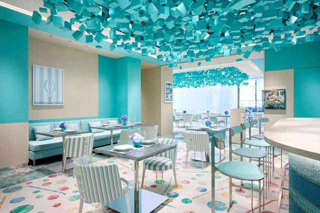 画像: ティファニー ブルーが印象的な店内。天井にはブルーボックスをモチーフにしたアート作品が。 COURTESY OF TIFFANY & CO.