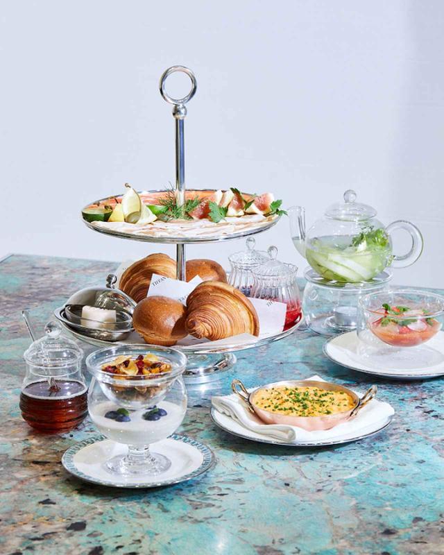 画像: シグネチャーの「Breakfast at Tiffany’s」。クロワッサンやシェフのシグネチャーであるブリオッシュ、自家製メイプルグラノーラは、バニラ香る特製ヨーグルトとともに。スクランブルエッグは出汁巻き卵に着想を得ている。 COURTESY OF TIFFANY & CO.