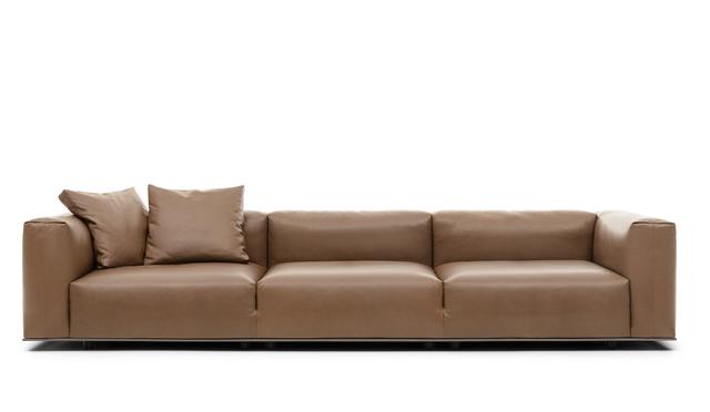 画像: 「ダンボ ドゥエ」（3人掛け）＜W332×D104×H69cm(SH44cm)＞￥2,956,800〜／B&B イタリア COURTESY OF B&B ITALIA