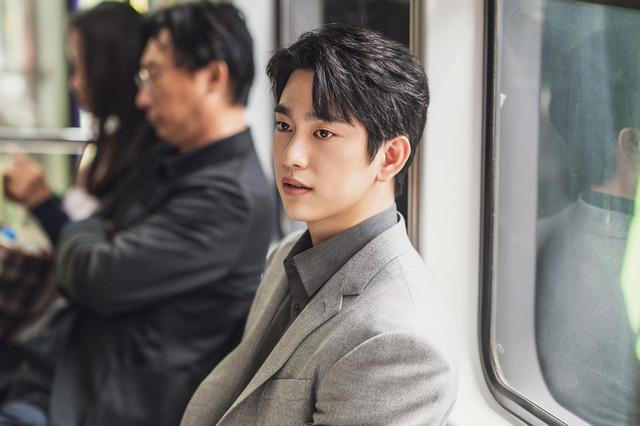 画像: 主人公ドンジン役のジニョン。© Showbox & Mr. Romance All rights reserved.