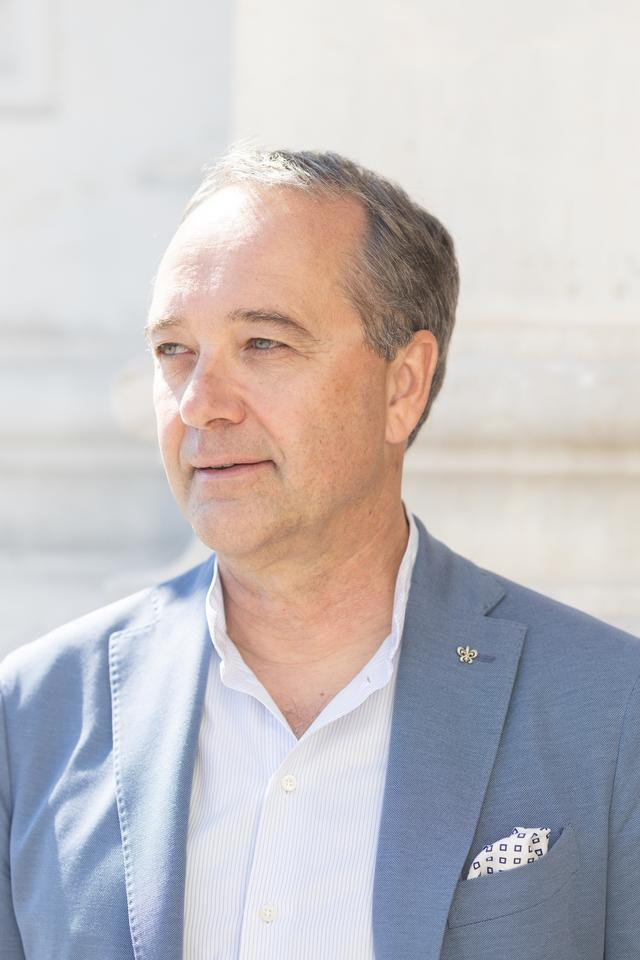 画像: ロンドラ・パレス・ヴェネツィア メートル・ド・メゾン アラン・ブッロ氏 (Alain Bullo) 大学でツーリズムエコノミーを専攻後、ホテル・ヴィラ・チプリアーニ・アーゾロ、ホテル・エクセルシオール・リド・ディ・ヴェネツィアを経て、2001年よりロンドラ・パレス・ヴェネツィアに勤務。フロントオフィスマネージャーとしてキャリアをスタートし, その後、副支配人兼セールスマネージャーを経て、現在はゼネラルマネージャー。ロンドラ・パレス・ヴェネツィアでの年月は24年に及び、そのうちの13年は父親と共に勤めている。